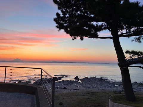 茜色の海と富士山、静かな佇まい