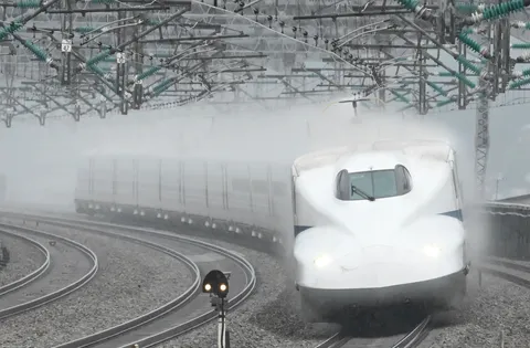 霧の線路を駆け抜ける光