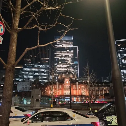 夜の街角と赤煉瓦の灯り