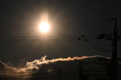 日没と電線の静かな光景