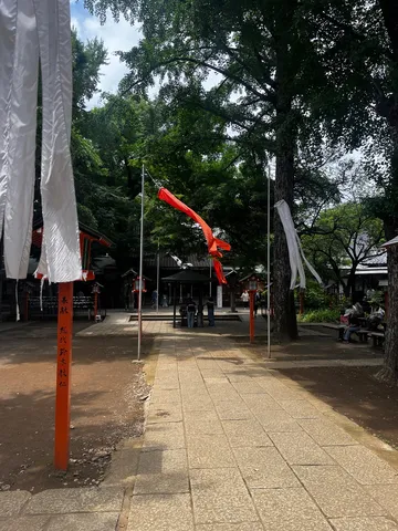 風になびく祈りの旗