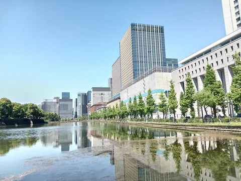 水面に映る都会のビル群