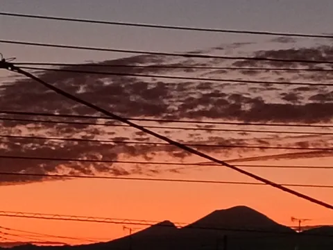 夕暮れの電線と山影