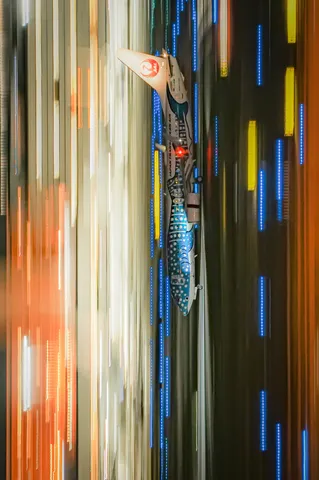 光の縦列を抜ける機体