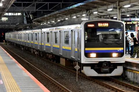 夜のホームに光るJR車両