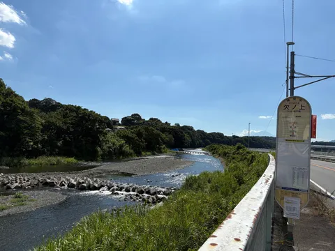 夏の川沿い、バス停からの風景