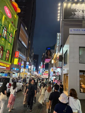 夜の商店街の賑わい