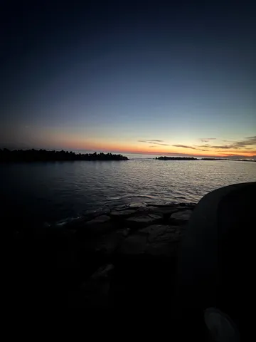 夕暮れの岸辺の静寂