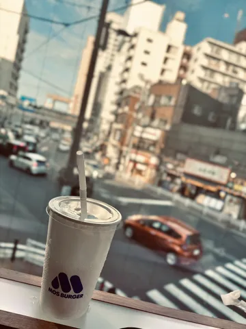 窓越しに楽しむ街並みとドリンク