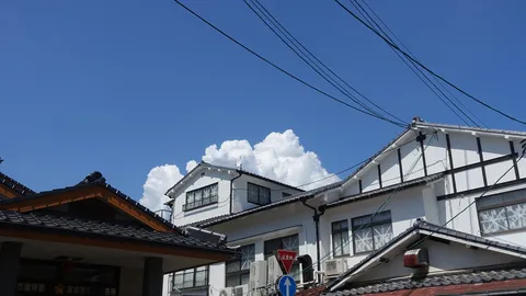 白い町並みと青空の路地