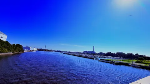 藍の水路に静かな波