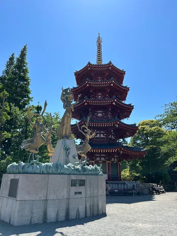 五重塔と躍動する女神像