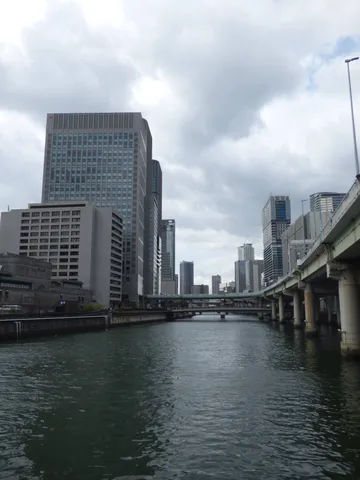 都会の川と高架橋の風景