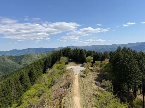 見晴らしの道と連なる山々