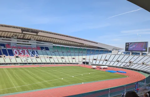 空とスタジアムの青いシンフォニー