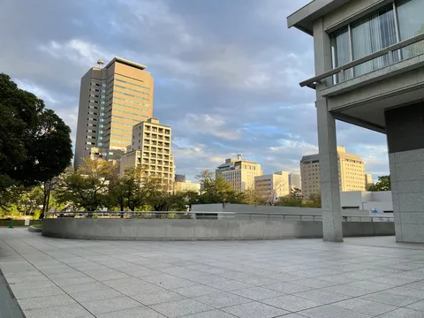 空とビル群のコントラスト