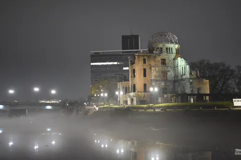 霧と光が織りなす静寂の夜