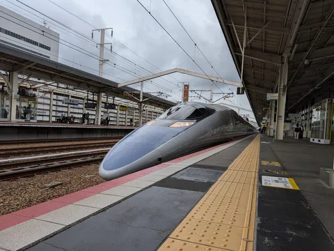 未来へ滑り込む列車