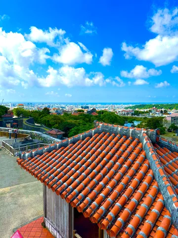 赤瓦と青空のコントラスト