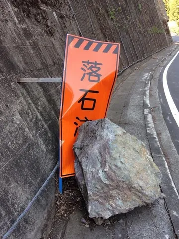 橙色の案内と石の対話