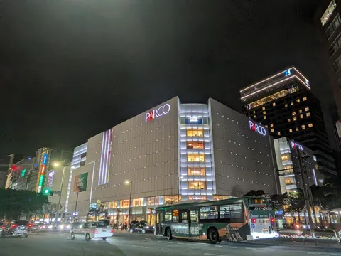 夜を包むPARCOの光影