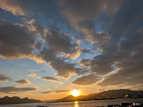 茜空と海辺の港
