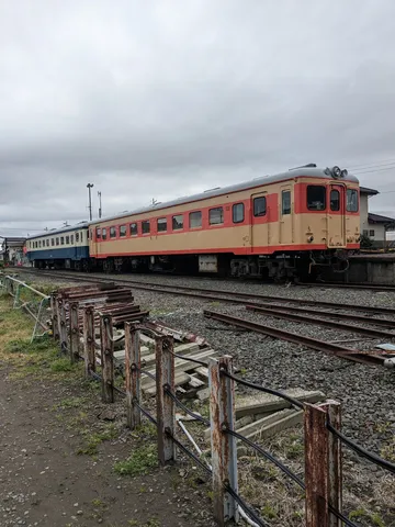 旅立ちの時、静かに佇む列車