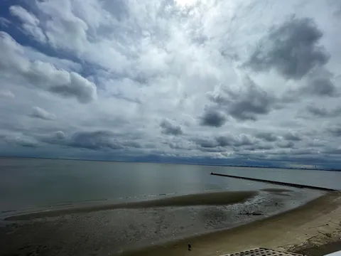 灰色の空と砂浜のコントラスト