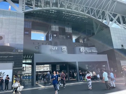 京都駅、夏休みの始まり