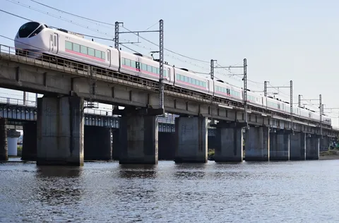 水面を渡る白い列車