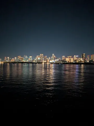 水面に映る夜の街