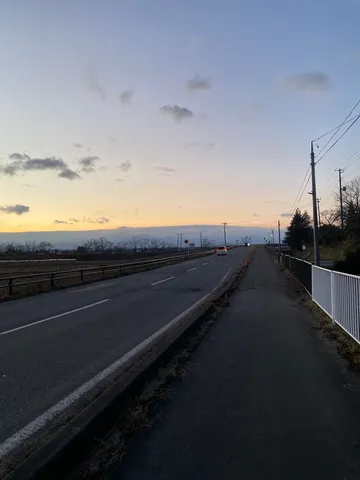 夕暮れの道、街灯と空のコントラスト