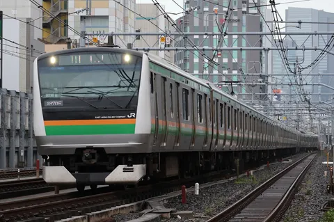 都会を駆ける緑の疾走者
