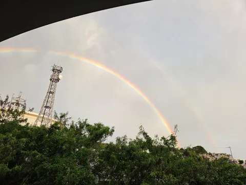 見上げる空、ダブルレインボーとタワー