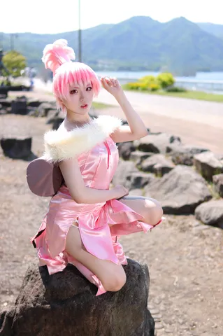 ピンクが彩る、岩上のファンタジー