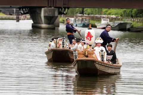 川風に揺れる祭りの舟