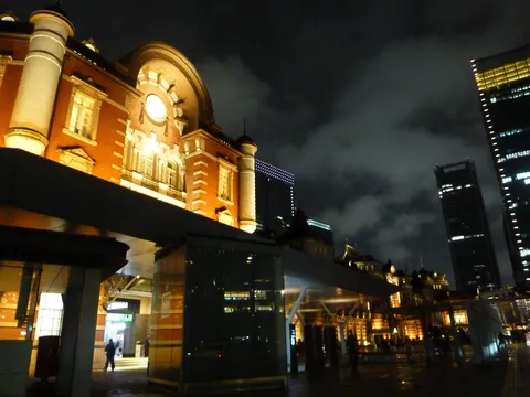 都会の夜景、歴史的建造物と高層ビルの共演