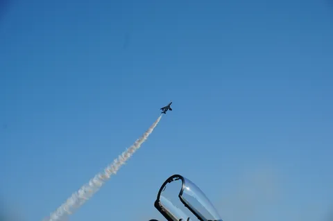 青空を駆ける白い軌跡