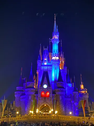 夜空に輝く夢の城