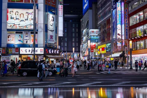 都会の夜に煌めく光彩