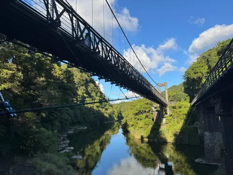 橋の二刀流、青い空の下