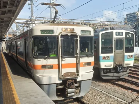 駅で並ぶ二つの顔