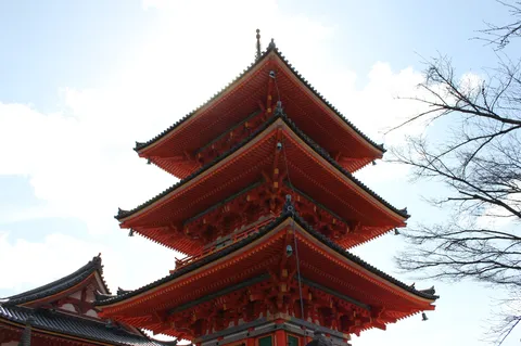 鮮やかな朱色の五重塔
