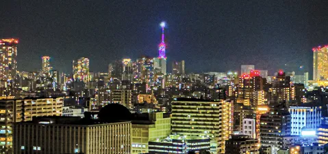 光の塔が誘う夜の帳