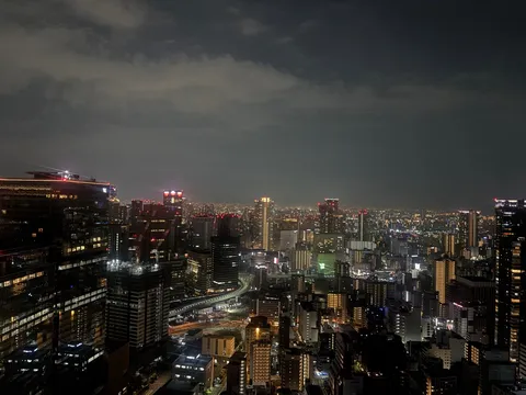 煌めくビル群、都会の夜