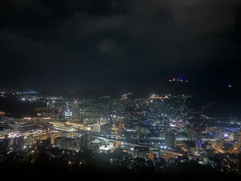 夜景に浮かぶ光の道