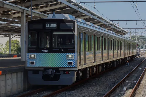 試運転の旅路、輝く車体