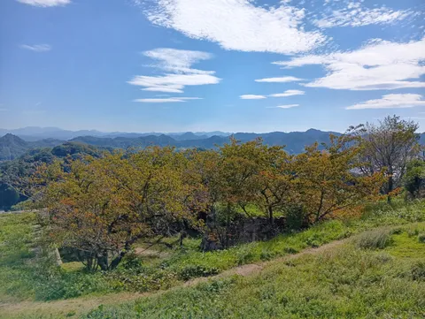 秋風と山並みのひかり