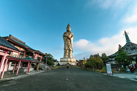 巨大観音像と寺院の静寂