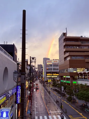 雨上がりの街に架かる虹